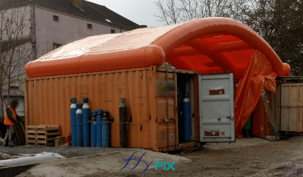 Inflatable awings between containers are quickly deployed and can be easily stored, they take up little space when folded during transport. Custom inflatable canopies allow you to avoid manufacturing a complete shelter; we only manufacture the roof of the shelter, the side frames of which will rest on the roof of the shipping containers.