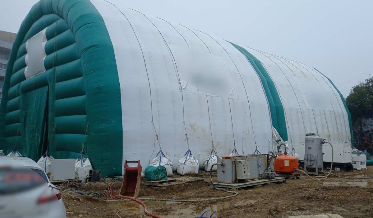 Exterior view of a very large inflatable military shed hangar with a usable surface area of ​​400 m2. This inflatable shelter is made up of two modules connected together.