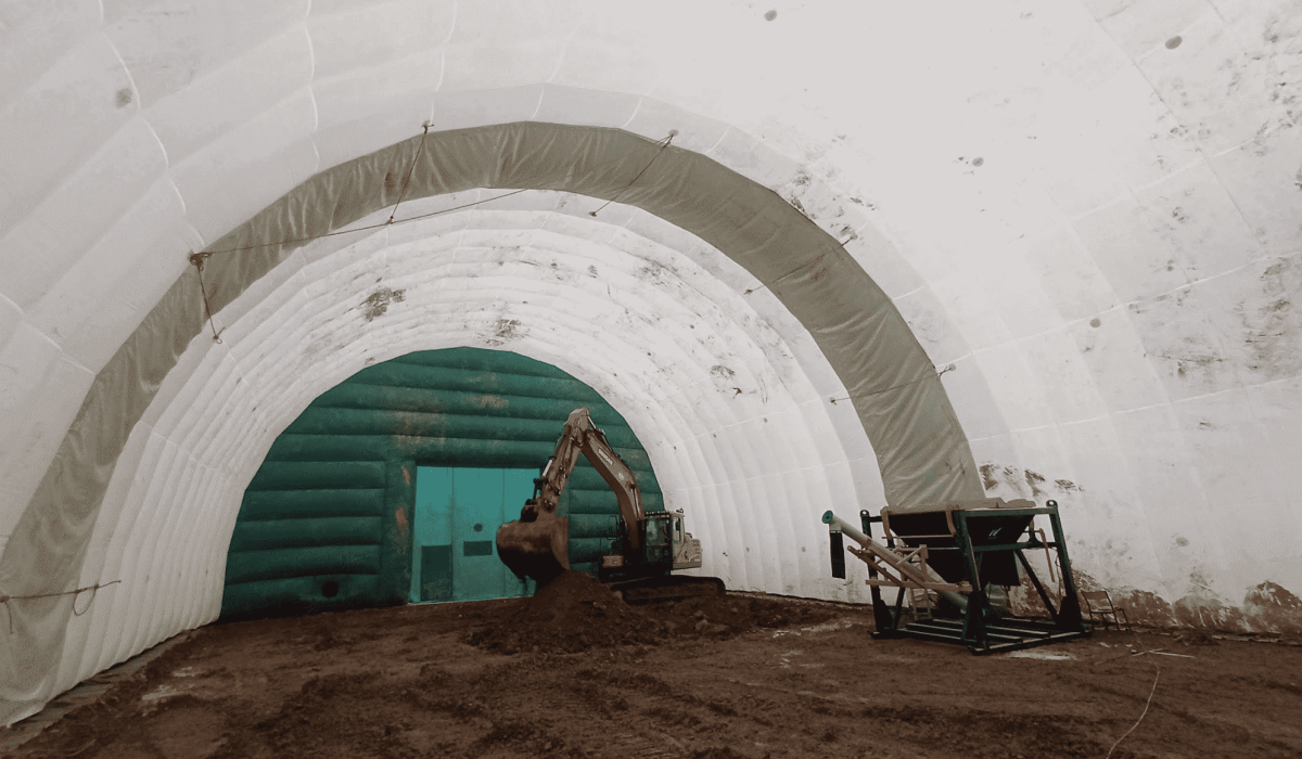Interior view of a very large military inflatable hangar, a usable surface area of ​​400 m2, with a very large usable working area, and a ceiling high enough to allow large machines to maneuver properly and safely.
