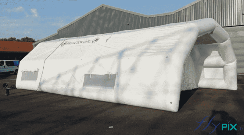 Civil Protection, French Army : inflatable first aid tents, field hospitals. This is a first aid medical shelter measuring 10 x 6 m, with captive air, inflated with an electric pump and equipped with a pressure regulator.