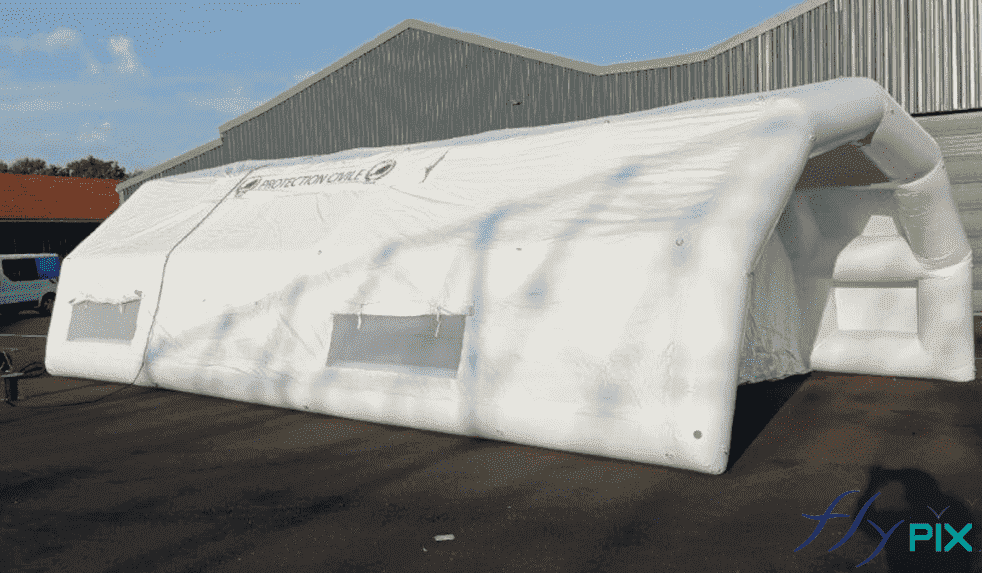 Civil Protection, French Army : inflatable first aid tents, field hospitals. This is a first aid medical shelter measuring 10 x 6 m, with captive air, inflated with an electric pump and equipped with a pressure regulator.