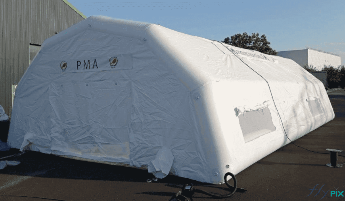 Civil Protection, French Army : inflatable first aid tents, field hospitals. This is a first aid medical shelter measuring 10 x 6 m, with captive air, inflated with an electric pump and equipped with a pressure regulator.