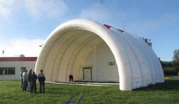 Captive air inflatable tent module, in double-skin padded PVC envelope, large size, for accommodating military equipment during war or armed conflicts