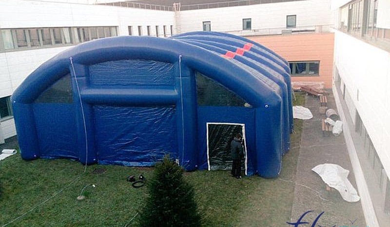 A large inflatable military aeronautical hangar shed, inverted U-shape, very solid and very robust, entirely in padded double-skin PVC envelope, a large inflatable structure.
