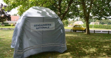 Exterior view of a military tent, an inflatable marquee made for the French National Gendarmerie, a captive air inflatable structure inflated with air using an electric pump, removable marking banners, Velcro fasteners and reflective safety strips for nighttime use.