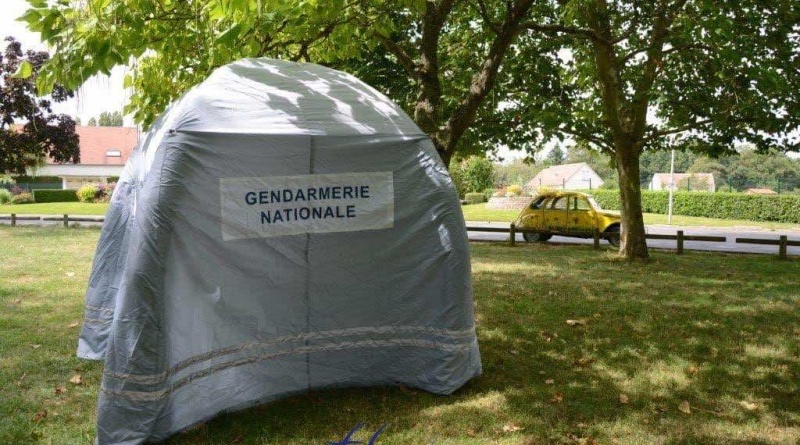 Exterior view of a military tent, an inflatable marquee made for the French National Gendarmerie, a captive air inflatable structure inflated with air using an electric pump, removable marking banners, Velcro fasteners and reflective safety strips for nighttime use.