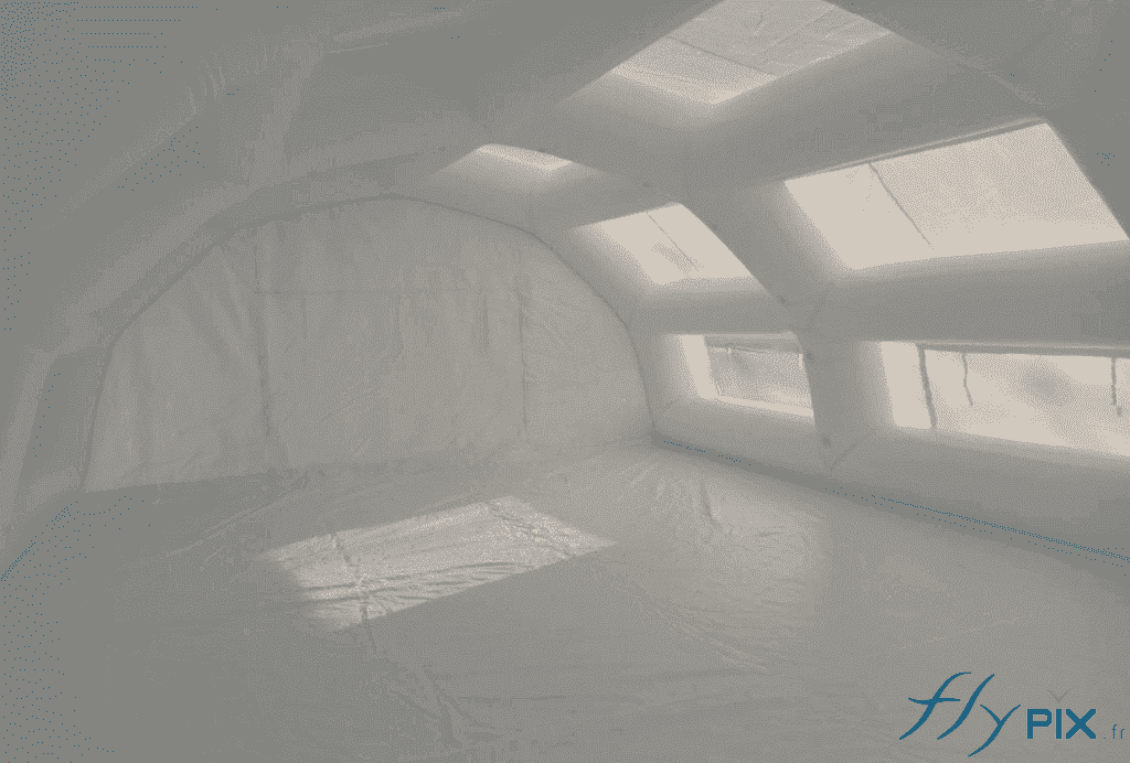 Interior view of the PMA (Advanced Medical Post) tent: the whole area is very bright thanks to the 0.6 mm white PVC envelope. There is a washable PVC floor tarpaulin that ensures hygiene and protection against dirt and dust from the ground. Large windows, equipped with mosquito nets and shutters, allow the interior to be illuminated with natural sunlight. Ideal conditions for the nursing staff.