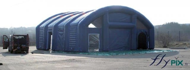 A large inflatable military aeronautical hangar shed, inverted U-shape, very solid and very robust, entirely in padded double-skin PVC envelope, a large inflatable structure.