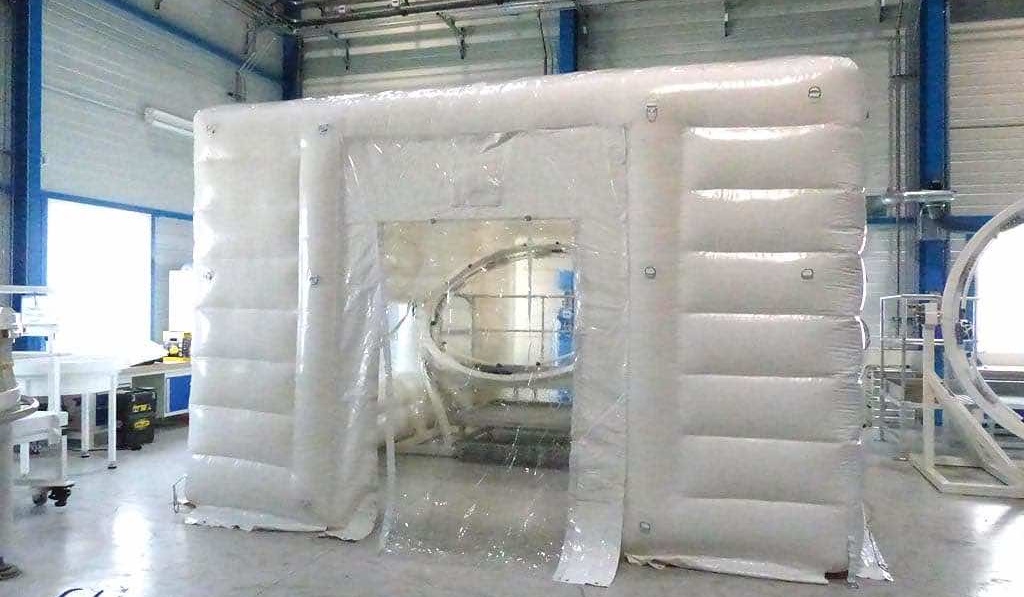 A fully waterproof NRBC military inflatable tent with inflatable walls made of padded double-skin PVC envelope.