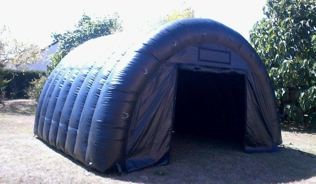 Military inflatable storage shelter in the shape of a half-moon tunnel, very solid and very robust, entirely in padded double-skin PVC envelope, a succession of interconnected arches.