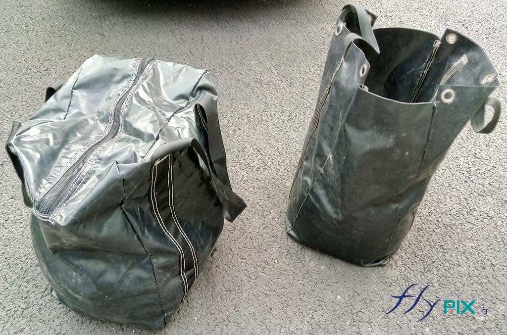 Here are two sand-filled ballast bags that fold up and take up very little space in the storage bag of the inflatable medical tent. These ballast bags were custom-made by us; they are entirely made of 0.45 mm PVC, with reinforcements, hems, rings, eyelets, and handles. – Copyright Vivien LAÏLLE / FlyPix – All rights reserved, reproduction prohibited.