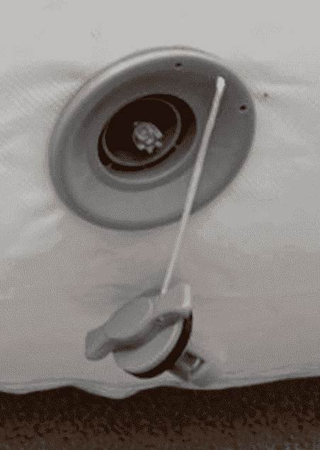 The inflatable first aid shelter is a sealed inflatable structure, meaning the frame tubes are airtight and the seams of the 0.6 mm single-layer PVC envelope are welded. Sealed inflatable tents are inflated with an electric pump or a pressure regulator. This photo shows a quarter-turn valve, a non-return valve, which, via a suitable nozzle, allows the electric pump to inject air into the inflatable structure. – Copyright Vivien LAÏLLE / FlyPix – All rights reserved, reproduction prohibited.