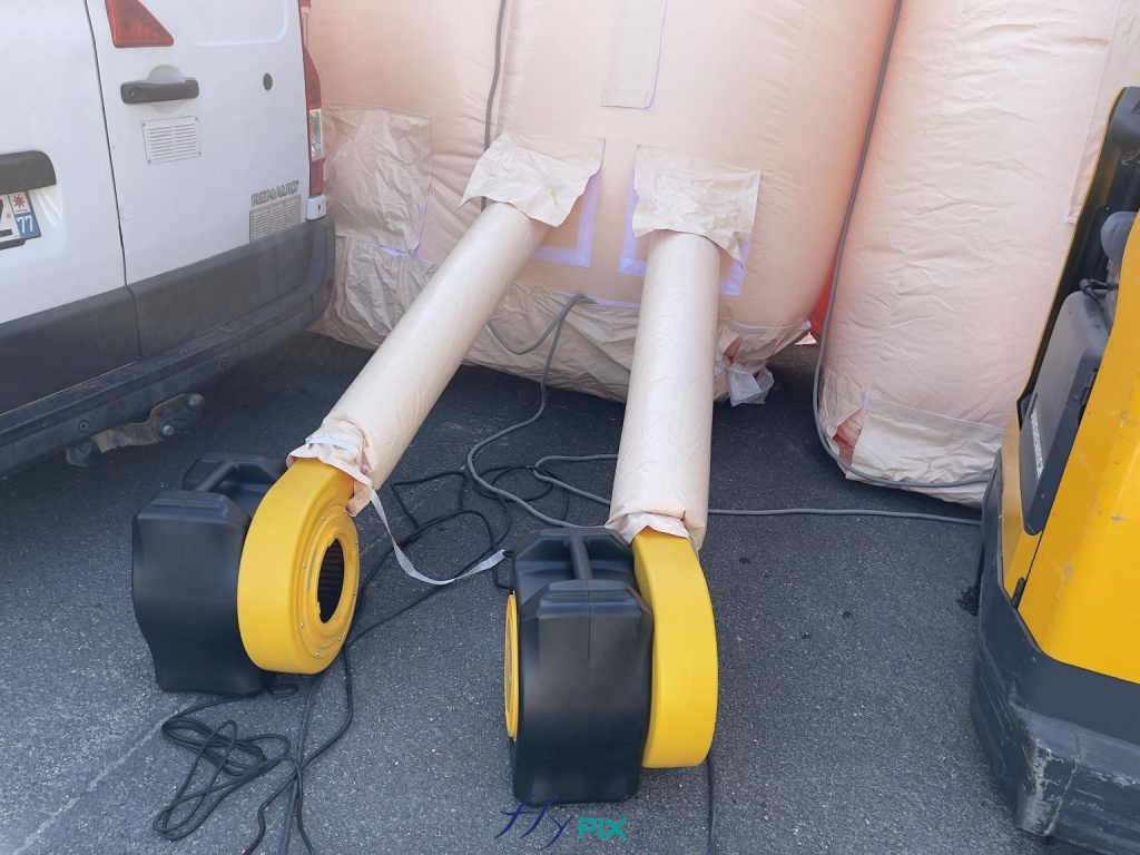 In this photo, two electric turbines and two air sleeves are inflating the inflatable structure. Air is continuously pumped into the 0.45 mm double-skinned, padded PVC inflatable shelter module to keep it inflated. - Copyright: Vivien LAÏLLE/FLYPIX, all rights reserved. In this photo, two electric turbines and two air sleeves are inflating the inflatable structure. Air is continuously pumped into the 0.45 mm double-skinned, padded PVC inflatable shelter module to keep it inflated. – Copyright: Vivien LAÏLLE/FLYPIX, all rights reserved.