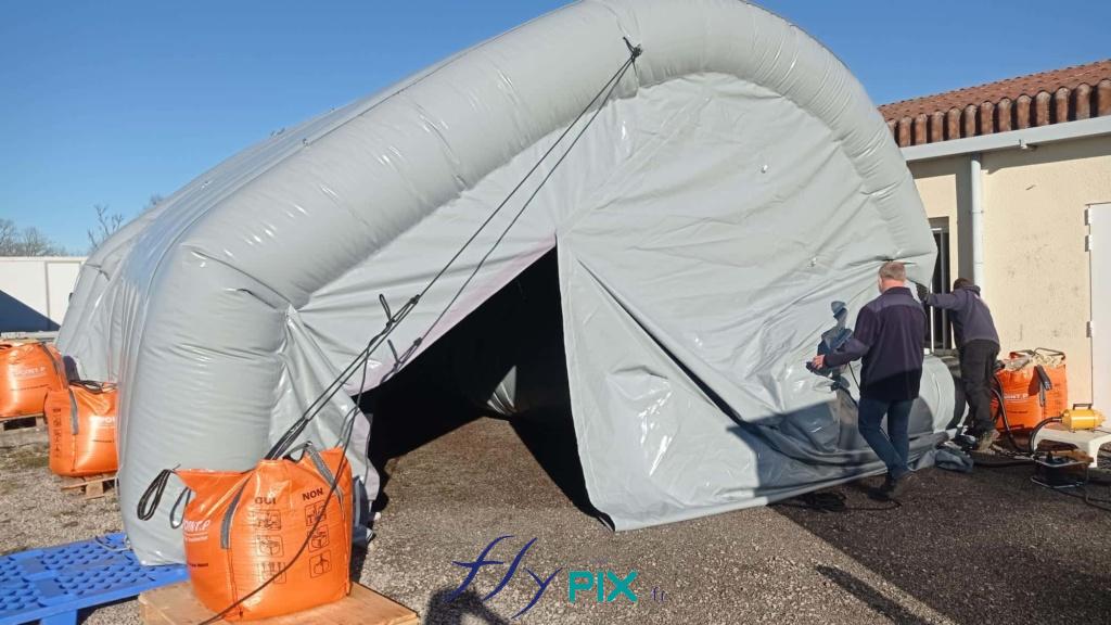 The inflatable tent takes shape; it inflates quickly thanks to a powerful pump. - All rights reserved, copyright FLYPIX. The inflatable tent takes shape; it inflates quickly thanks to a powerful pump. – All rights reserved, copyright FLYPIX.