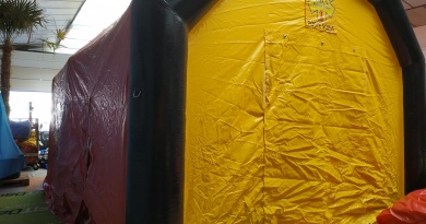The inflatable tubes, inflated with air using a pump and pressure regulator, are equipped with rings and eyelets for Velcro fastening, and Lancelin marine-grade rope guy lines. The door closes with wide Velcro strips. – All rights reserved, reproduction prohibited. Copyright FlyPix / Vivien LAÏLLE.