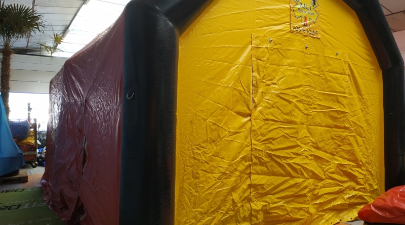 The inflatable tubes, inflated with air using a pump and pressure regulator, are equipped with rings and eyelets for Velcro fastening, and Lancelin marine-grade rope guy lines. The door closes with wide Velcro strips. – All rights reserved, reproduction prohibited. Copyright FlyPix / Vivien LAÏLLE.