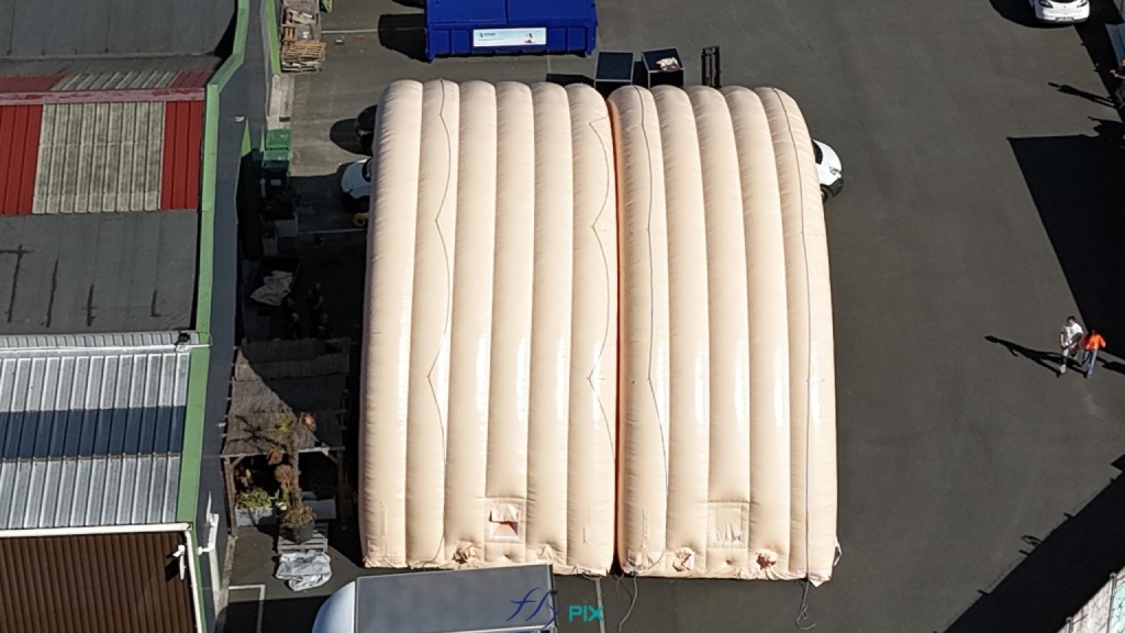 In this example, we see 2 modules, but in fact there are 5 in total. Another advantage is that the usable interior space can be adjusted and varied between different military operations; it is even possible to use them simultaneously at 2 different geographical sites, as desired, in an open or closed hangar with front/rear gables; a solution that provides great versatility in the field. In reality, a length of inflatable shelter is very often broken down into several inflatable modules or units that are connected lengthwise and assembled, joined together. In this example, we see two modules, but in fact there are five in total. Another advantage is that the usable interior space can be adjusted and vary depending on the military operation; it is even possible to use them simultaneously at two different geographical sites, as desired, as an open or closed hangar with a front/rear gable end; a solution that provides great versatility in the field. — Copyright: Vivien LAÏLLE/FLYPIX, all rights reserved.