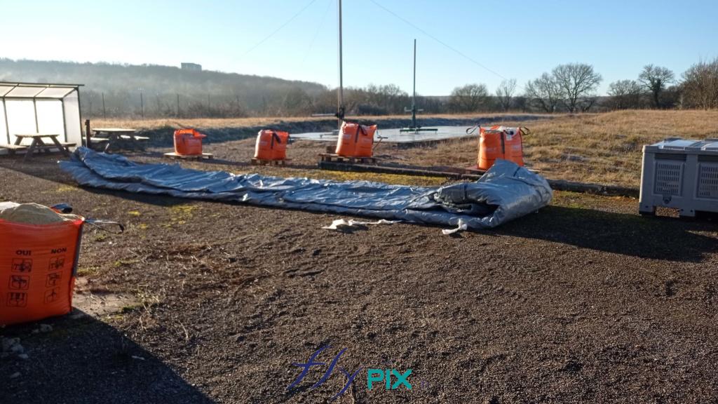 Installation, assembly, setup and training on site by our team, thanks to our technicians. All rights reserved, copyrights FLYPIX. Unfolding the PVC envelope of the inflatable shelter, and positioning the ballast bags to be filled with sand, for the guy lines and the stability of the inflatable structure – All rights reserved, copyrights FLYPIX.