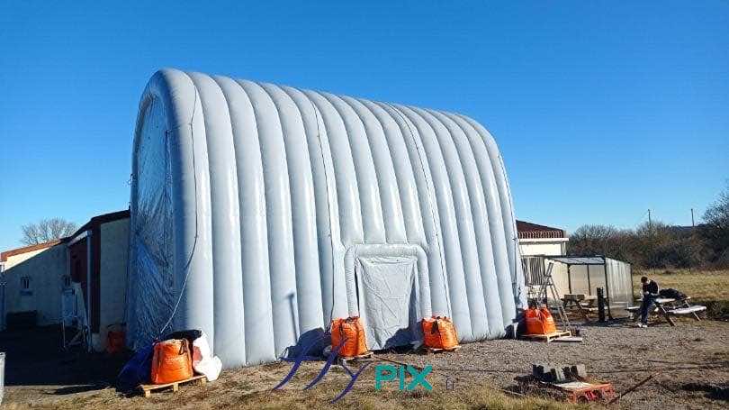 Here is the final result: the inflatable hangar deployed and installed. All rights reserved, copyright FLYPIX. Here is the final result: the inflatable hangar deployed and installed. – All rights reserved, copyrights FLYPIX.