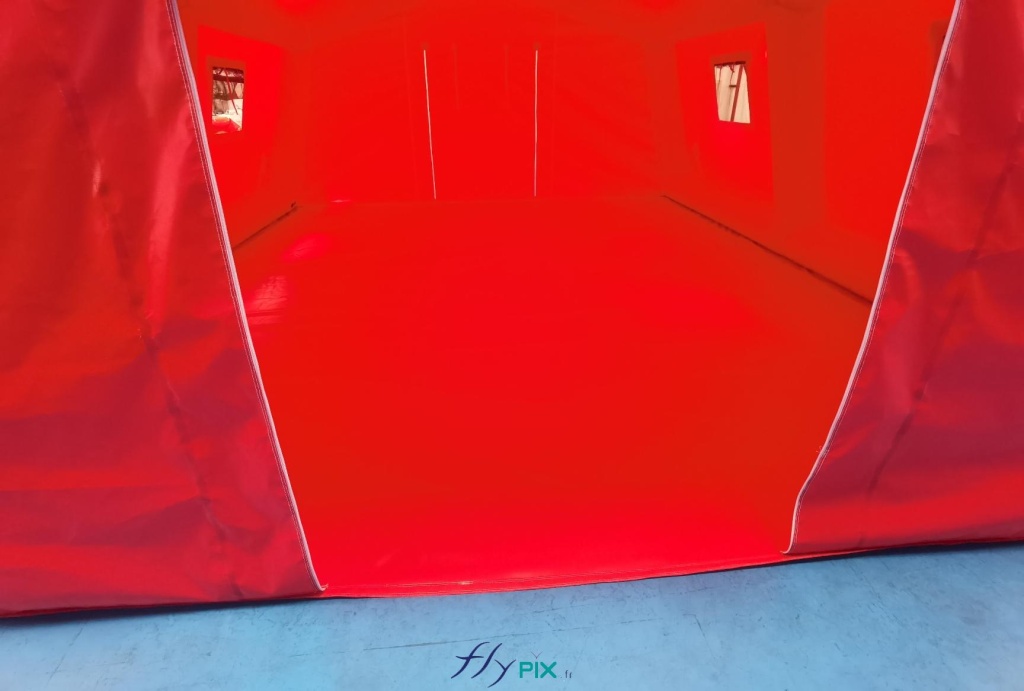 This photo shows the main access door of the inflatable PMA shelter, with the tarpaulin on the ground. – Copyright Vivien LAÏLLE/FlyPix, all rights reserved, reproduction prohibited.