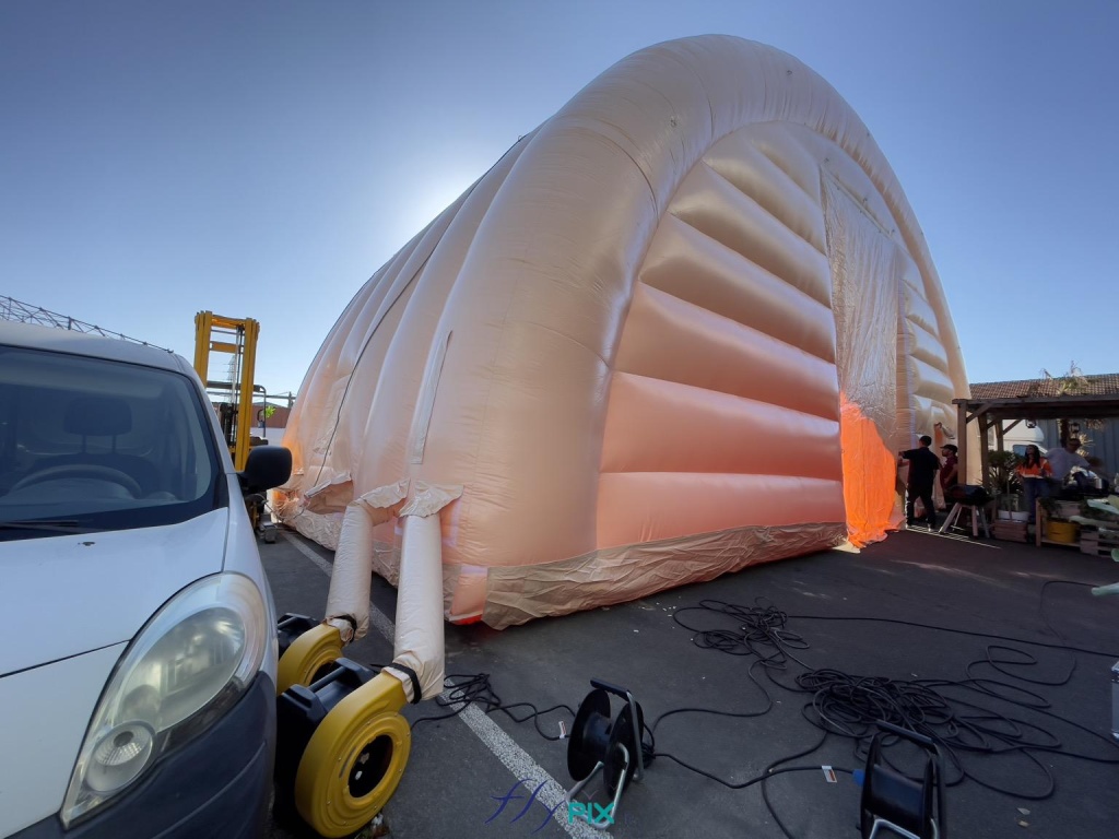 In this photo, two electric turbines are blowing air through two air sleeves into a large inflatable hangar module made of 0.45 mm double-skinned, padded PVC. - Copyright: Vivien LAÏLLE/FLYPIX, all rights reserved. In this photo, two electric turbines are blowing air through two air sleeves into a large inflatable hangar module made of 0.45 mm double-skinned, padded PVC. – Copyright: Vivien LAÏLLE/FLYPIX, all rights reserved.