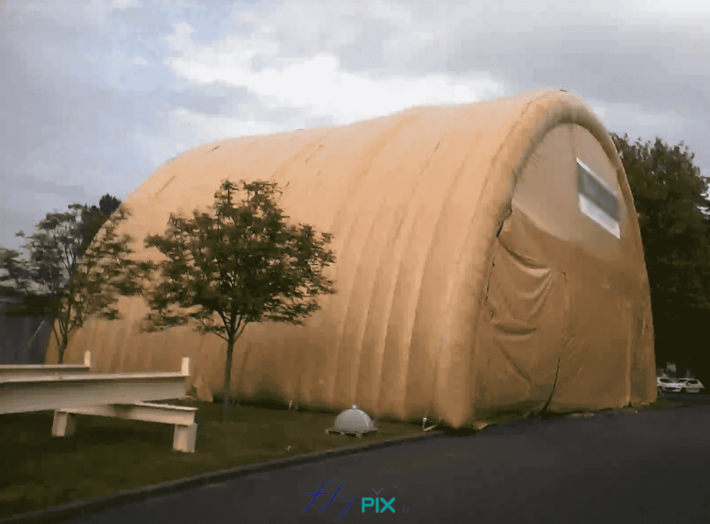 NEXTER: an overview of a large, two-module, tunnel-shaped inflatable military hangar, entirely made of double-skinned, padded PVC. This inflatable military shelter can be deployed very quickly in any location in the event of military conflicts. It can accommodate officers, soldiers, military personnel, paratroopers, or technicians. – All rights reserved, copyright FLYPIX.