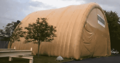 NEXTER: an overview of a large, two-module, tunnel-shaped inflatable military hangar, entirely made of double-skinned, padded PVC. This inflatable military shelter can be deployed very quickly in any location in the event of military conflicts. It can accommodate officers, soldiers, military personnel, paratroopers, or technicians. – All rights reserved, copyright FLYPIX.