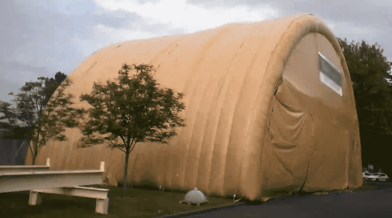 NEXTER: an overview of a large, two-module, tunnel-shaped inflatable military hangar, entirely made of double-skinned, padded PVC. This inflatable military shelter can be deployed very quickly in any location in the event of military conflicts. It can accommodate officers, soldiers, military personnel, paratroopers, or technicians. – All rights reserved, copyright FLYPIX.
