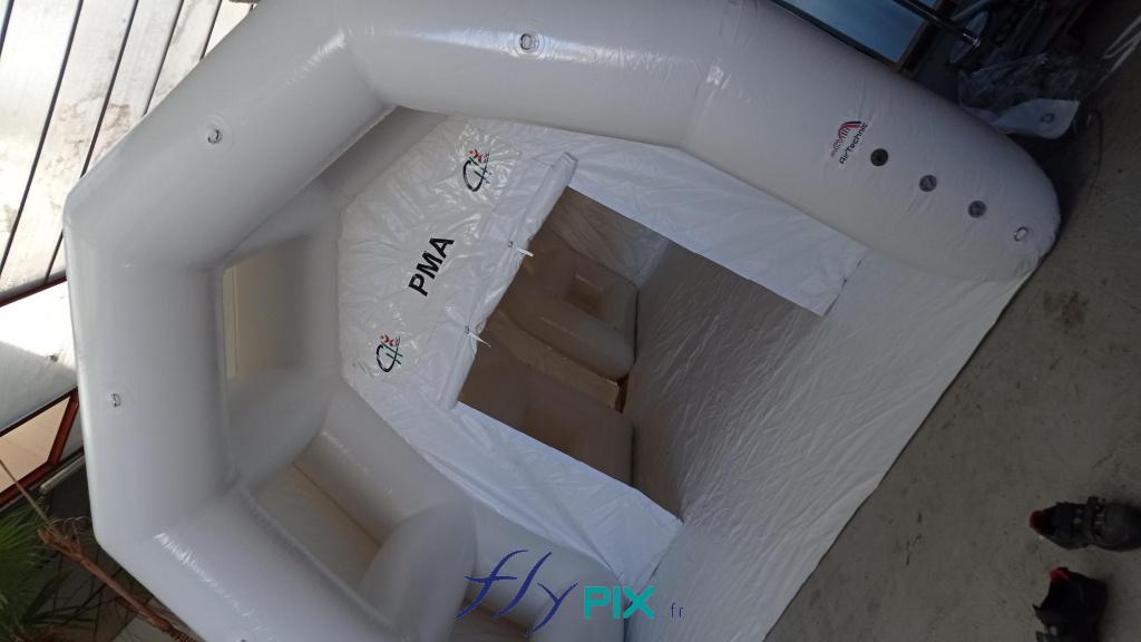 A view of the front (gable end) of the PMA medical or military tent: washable PVC groundsheet, access canopy with clean PVC flap, a wide gable end door, banner with custom printed markings attached with Velcro. – All rights reserved, reproduction prohibited. Copyright FlyPix / Vivien LAÏLLE. A view of the front (gable end) of the PMA medical or military tent: washable PVC groundsheet, access canopy with clean PVC flap, a wide gable end door, banner with custom printed markings attached with Velcro. – All rights reserved, reproduction prohibited. Copyright FlyPix / Vivien LAÏLLE.