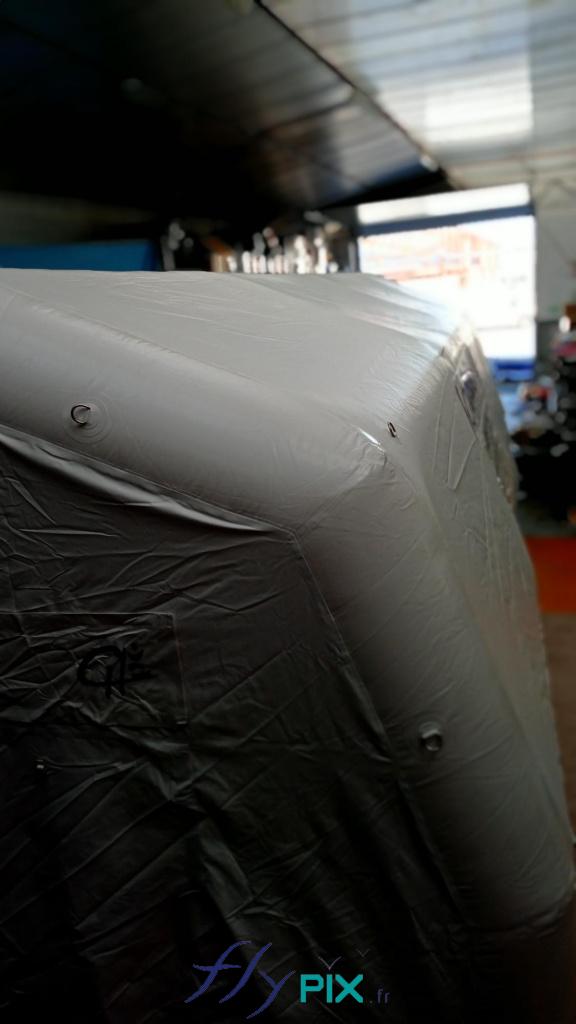 Detailed view of a 0.6 mm PVC airtight frame tube: external metal rings and eyelets for guy lines. – All rights reserved, reproduction prohibited. Copyright FlyPix / Vivien LAÏLLE. Detailed view of a 0.6 mm PVC airtight frame tube: external metal rings and eyelets for guy lines. – All rights reserved, reproduction prohibited. Copyright FlyPix / Vivien LAÏLLE.