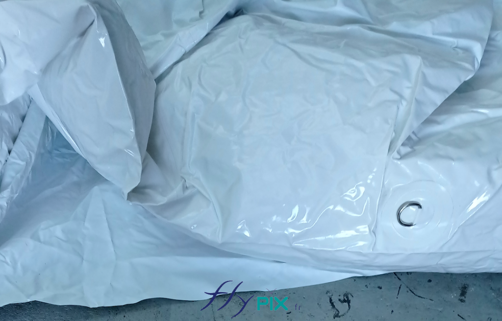 The 0.6 mm single-layer PVC cover is very strong and robust. It is certified to LNE France fire-retardant standard type M2. Bottom right: an example of a reinforced metal fixing eyelet. – All rights reserved, reproduction prohibited. Copyright FlyPix / Vivien LAÏLLE. The 0.6 mm single-layer PVC cover is very strong and robust. It is certified to LNE France fire-retardant standard type M2. Bottom right: an example of a reinforced metal fixing eyelet. – All rights reserved, reproduction prohibited. Copyright FlyPix / Vivien LAÏLLE.