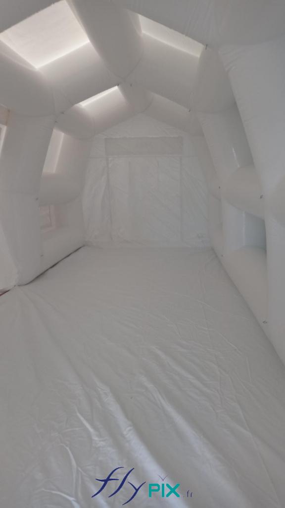 A photograph taken inside the fully enclosed PMA tent: washable PVC groundsheet. The space is completely clean and washable, offering perfect hygiene... – All rights reserved, reproduction prohibited. Copyright FlyPix / Vivien LAÏLLE. A photograph taken inside the fully enclosed PMA tent: washable PVC groundsheet. The space is completely clean and washable, offering perfect hygiene… – All rights reserved, reproduction prohibited. Copyright FlyPix / Vivien LAÏLLE.