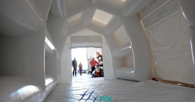 Another photo taken from inside the inflatable medical tent. Note the internal metal rings and eyelets distributed along the frame tubes, allowing for the suspension of lightweight and useful first aid equipment for patients, injured persons, or victims. – All rights reserved, reproduction prohibited. Copyright FlyPix / Vivien LAÏLLE.