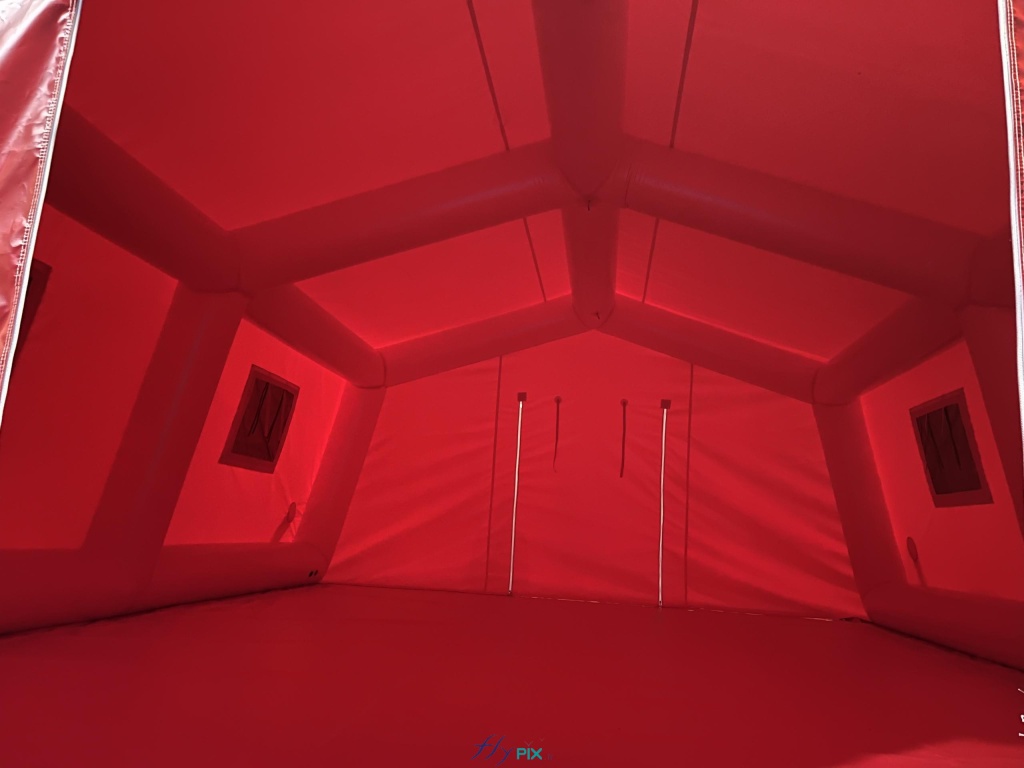 This photo shows an interior view of the inflatable medical tent, with the groundsheet, side windows, and main access door. - Copyright Vivien LAÏLLE/FlyPix, all rights reserved, reproduction prohibited. This photo shows an interior view of the inflatable medical tent, with the groundsheet, side windows, and main access door. – Copyright Vivien LAÏLLE/FlyPix, all rights reserved, reproduction prohibited.