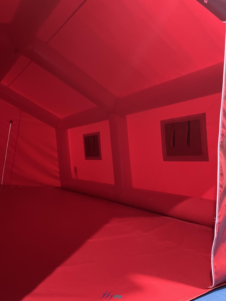 This image shows an interior view of the inflatable first aid tent, with the groundsheet, frame tubes, and side windows. – Copyright Vivien LAÏLLE/FlyPix, all rights reserved, reproduction prohibited.