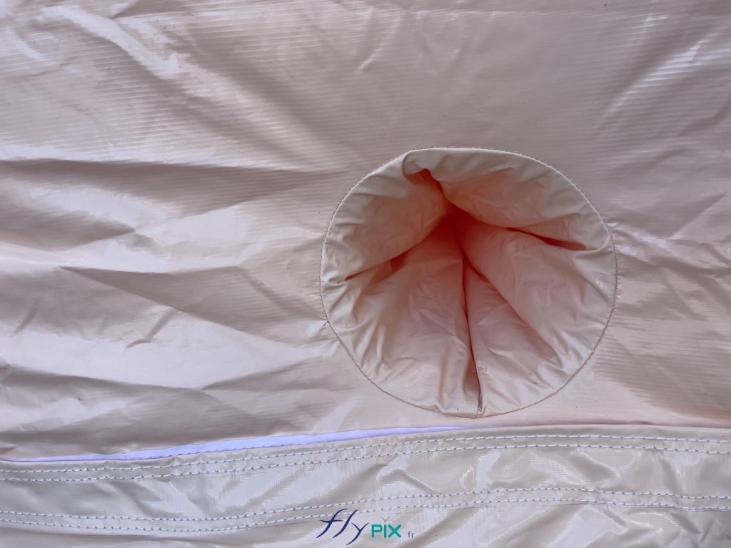 Here is a hole that allows conduits or electrical wires to be passed inside the inflatable hangar. - Copyright: Vivien LAÏLLE/FLYPIX, all rights reserved. Here is a hole that allows conduits or electrical wires to be passed inside the inflatable hangar. – Copyright: Vivien LAÏLLE/FLYPIX, all rights reserved.