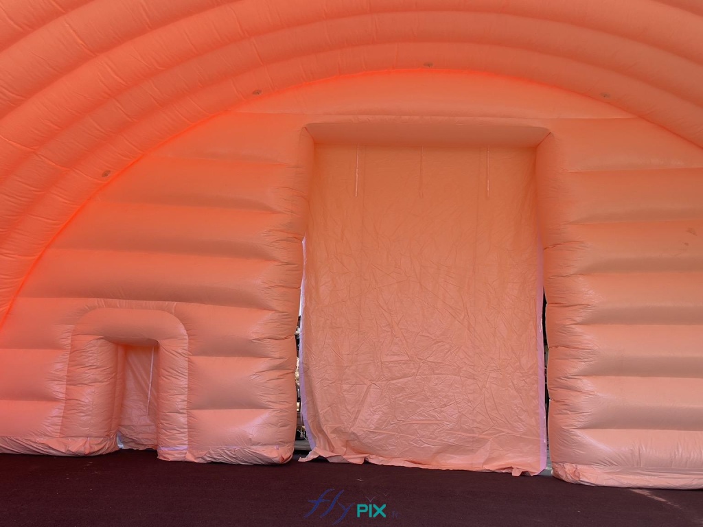 An interior view of the inflatable shelter, from the front gable module, with a large, wide gable door and a small secondary service door, which provides easy access to the interior of the inflatable hangar. - Copyright: Vivien LAÏLLE/FLYPIX, all rights reserved. An interior view of the inflatable shelter, from the front gable module, with a large, wide gable door and a small secondary service door, which provides easy access to the interior of the inflatable hangar. – Copyright: Vivien LAÏLLE/FLYPIX, all rights reserved.