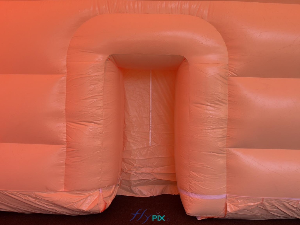 In this photo, taken from inside the first inflatable module of the military hangar, at the front gable end, we see the small service door, here closed with a tarpaulin secured by Velcro strips. - Copyright: Vivien LAÏLLE/FLYPIX, all rights reserved. In this photo, taken from inside the first inflatable module of the military hangar, at the front gable end, we see the small service door, here closed with a tarpaulin secured by Velcro strips. – Copyright: Vivien LAÏLLE/FLYPIX, all rights reserved.