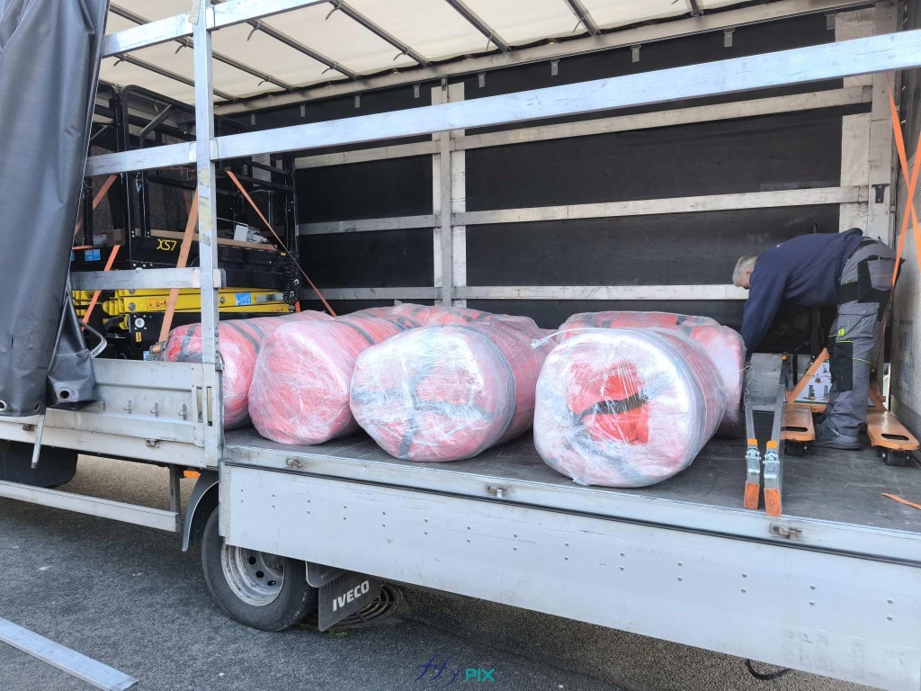 Loading the first batch of inflatable first aid tents onto the truck, for shipment to Poland. – Copyright Vivien LAÏLLE/FlyPix, all rights reserved, reproduction prohibited.