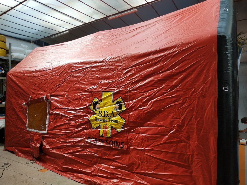 On the side wall of the first aid tent, on each side, we placed a window with a shutter, Velcro fasteners, and also removable marking banners with the company logo. – All rights reserved, reproduction prohibited. Copyright FlyPix / Vivien LAÏLLE.
