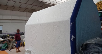 Here is a PMA (Advanced Medical Post) medical tent , custom-made for the Etienne Lacroix company , with a captive air system, made of a single-layer 0.6 mm PVC envelope , inflated with air using an electric pump . This inflatable shelter was manufactured in France in our workshops in Orléans.