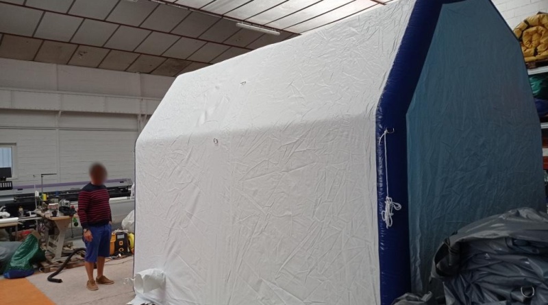 Here is a PMA (Advanced Medical Post) medical tent , custom-made for the Etienne Lacroix company , with a captive air system, made of a single-layer 0.6 mm PVC envelope , inflated with air using an electric pump . This inflatable shelter was manufactured in France in our workshops in Orléans.