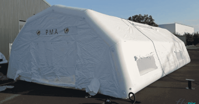 Above: a general view of the inflatable first aid post shelter, measuring L = 10 m x W = 6 m, for a usable interior area of ​​S = 60 m². This photo shows the rear gable end of the inflatable first aid post tent, with a large exit door. The roof walls feature windows and skylights with mosquito netting, transparent PVC, and removable shutters. This is a sealed-air tent, meaning the 0.6 mm single-layer PVC inflatable frame tubes are airtight and are inflated with an electric pump via a non-return valve and pressure regulator. There is an air sleeve to the left and right of the door.