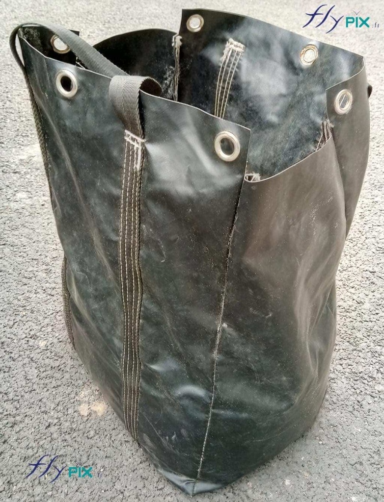 This photo shows an example of a collapsible ballast bag. The inflatable first aid shelter was delivered with sand-filled ballast bags, custom-made by us in our workshops in Orléans. They are sized according to the characteristics and ballast weight requirements to ensure proper stability and installation of the inflatable structure. – Copyright Vivien LAÏLLE / FlyPix – All rights reserved, reproduction prohibited.