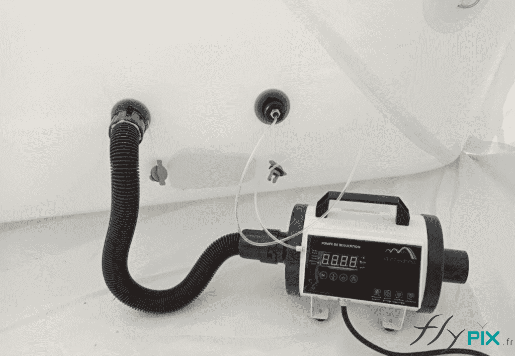 A pressure regulator that stabilizes and controls the air pressure in the airtight, captive-air frame tubes of the PMA inflatable shelter. – Photo: copyright FlyPix/Vivien LAÏLLE, all rights reserved.