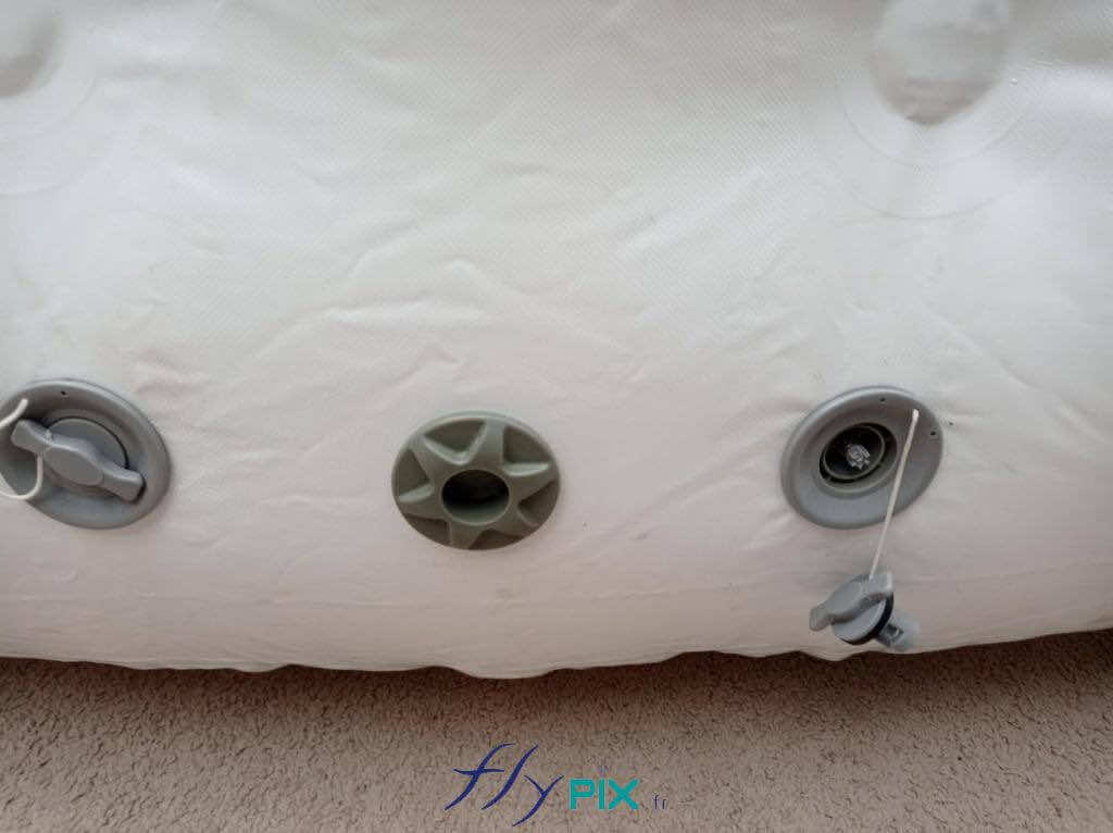 Various valves arranged on a frame tube of the captive air inflatable tent: 1/4 turn inflation valve for the pump, overpressure valve, emergency valve.