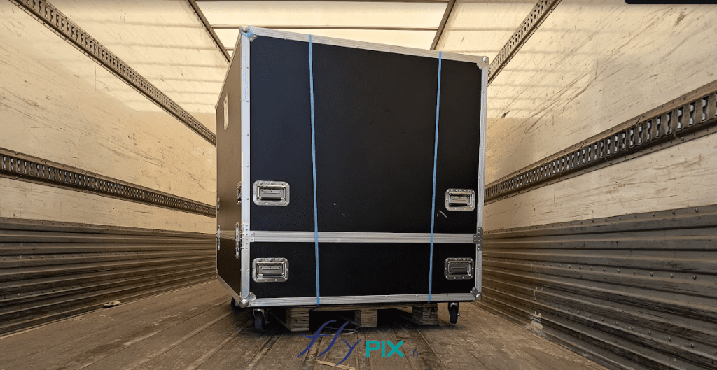 A very sturdy and robust custom-made flycase, reinforced and equipped with wheels, for storing and protecting the inflatable shelter during future transport. It is shown here loaded onto a truck for transport to the freight forwarder in mainland France before export to New Caledonia. – Photo: copyright FlyPix/Vivien LAÏLLE, all rights reserved.