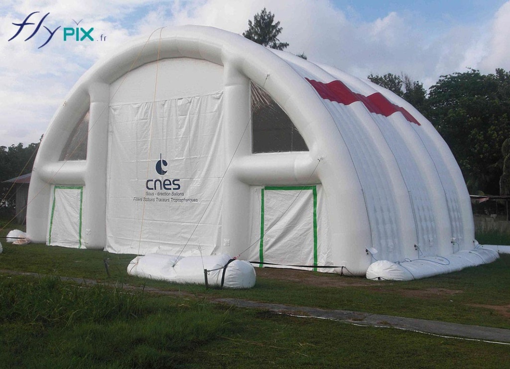 Inflatable shelter made of 0.6 mm PVC, padded and double-walled. – All rights reserved, reproduction prohibited. Copyright FlyPix / Vivien LAÏLLE.