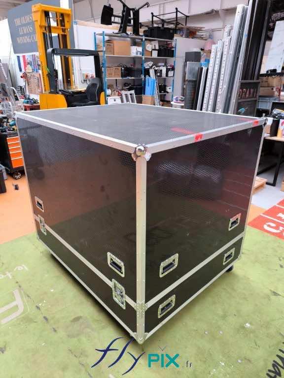 A very sturdy and robust custom-made flight case, reinforced and equipped with wheels, for storing and protecting the inflatable shelter during future transport. – Photo: copyright FlyPix/Vivien LAÏLLE, all rights reserved.