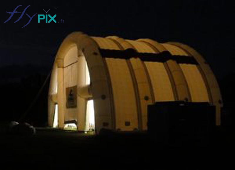 Exterior view at night of a large inflatable hangar. – All rights reserved, reproduction prohibited. Copyright FlyPix / Vivien LAÏLLE.